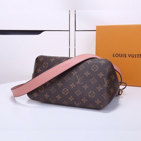Мини-сумка Beaubourg Hobo с четкими линиямиз ткани Monogram и пле