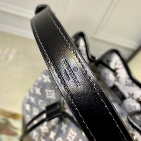 Новейшая модель, беспошлинная M21406. Сумка Petit Noé из джинсово