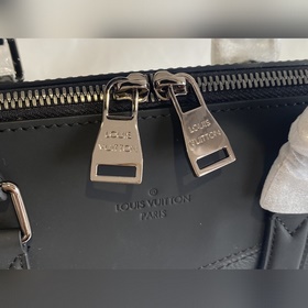 M40567 . Эта сумка в современном стиле создана для деловых людей 