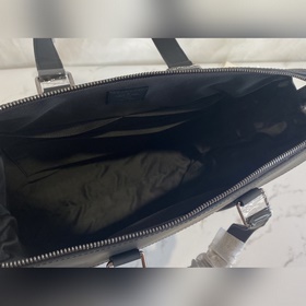 M40567 . Эта сумка в современном стиле создана для деловых людей 