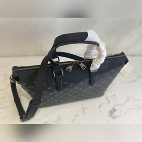 M40566 Серия портфелей « » Эта серия создана основе самой классич
