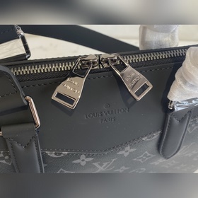 M40566 Серия портфелей « » Эта серия создана основе самой классич