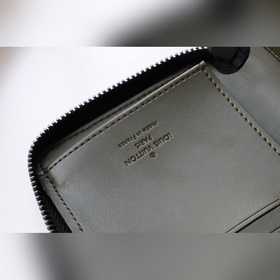 M80505 Кошелек с прямой застежкой-молнией Этот прямой кошелек на 