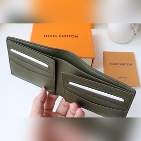 M80520 SLENDER Кошелек Этот кошелек Slender нового дизайна изгото