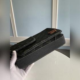 Оригинальная сумка M46340 Trio в стиле почтальона воплощает модны