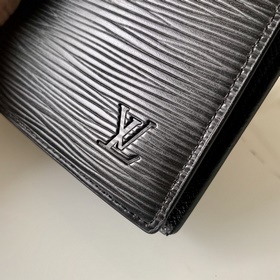 M66540 Black Water Waves Этот кожаный кошелек был создан в честь