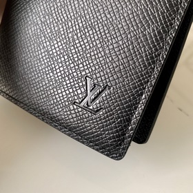 M66540 Черный крест Этот кожаный кошелек был создан в честь африк
