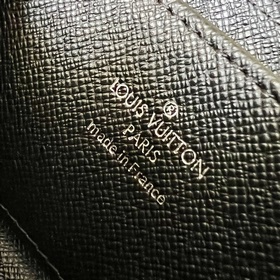 1 M81662 Черный цветок Этот компактный и практичный кошелек с пря