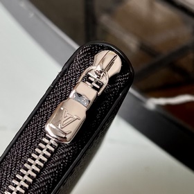 N63076 Black Этот компактный и практичный кошелек с прямой застеж