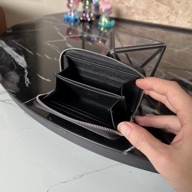 N63076 Black Этот компактный и практичный кошелек с прямой застеж