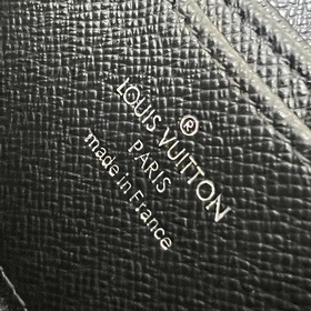 N63076 Black Этот компактный и практичный кошелек с прямой застеж