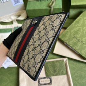 GUCCI Артикул： 672989 Лаконичный кошелек с удлиненной формой из с