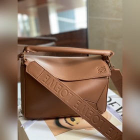 LOEWE Handbag — это первая сумка, созданная креативным директором