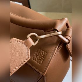 LOEWE Handbag — это первая сумка, созданная креативным директором