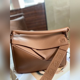 LOEWE Handbag — это первая сумка, созданная креативным директором