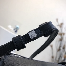 LOEWE Сумка Little Elephant очаровывает своим превосходным качест