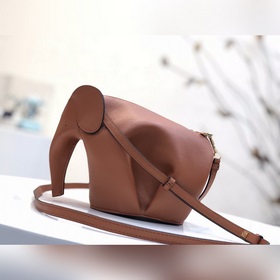 Новая модель сумки виде слоненка из кожи бычка от Loewe добавляет