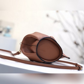 Новая модель сумки виде слоненка из кожи бычка от Loewe добавляет