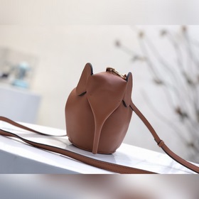Новая модель сумки виде слоненка из кожи бычка от Loewe добавляет