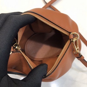 Новая модель сумки виде слоненка из кожи бычка от Loewe добавляет