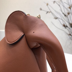 Новая модель сумки виде слоненка из кожи бычка от Loewe добавляет