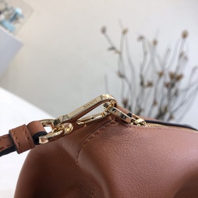 Новая модель сумки виде слоненка из кожи бычка от Loewe добавляет