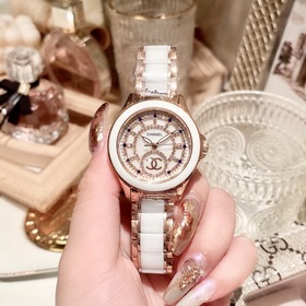 Часы Chanel из коллекции ювелирных изделий Chanel оснащены оригин