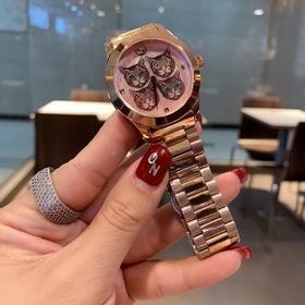 Новый член серии Gucci G-TIMELESS — очаровательная кошка. Эти час