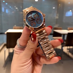 Новый член серии Gucci G-TIMELESS — очаровательная кошка. Эти час