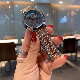 Новый член серии Gucci G-TIMELESS — очаровательная кошка. Эти час
