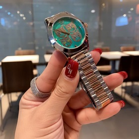 Новый член серии Gucci G-TIMELESS — очаровательная кошка. Эти час