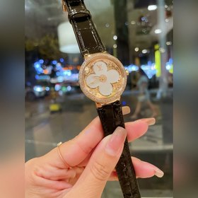 LV Tambour slim monogran – это женские часы ограниченной серии, к