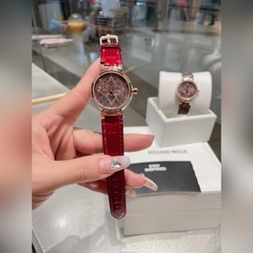LV Louis Vuitton пользуется особой популярностью среди женщин. Ко