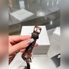 LV Louis Vuitton пользуется особой популярностью среди женщин. Ко