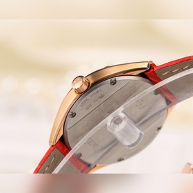 Элегантные и роскошные женские часы Piaget. Эта модель воплощает 