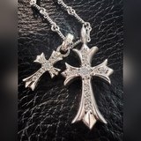 Популярные украшения Chrome Hearts. Основные элементы — ирисы и кресты. Продаютс