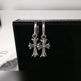 Chrome Hearts популярные серьги-гвоздики, вес около 9,5 граммов за пару.
