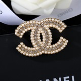 Новая брошь Chanel с жемчужинами. Каждая деталь выполнена с высочайшим качеством