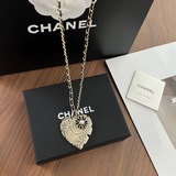 Новое колье Chanel Код Новое колье Chanel с двойным C из черной кожи в форме сер