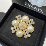 Новая брошь Chanel Код Новая брошь Chanel с двумя буквами C и жемчужиной [Подаро