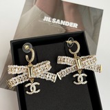 Новые серьги-гвоздики Chanel. Код товара： Новые серьги-гвоздики Chanel c3 с двой