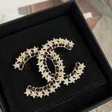 Новая брошь Chanel Код Новая брошь Chanel с пятиконечной звездой на черном кожан