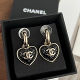Новые серьги-гвоздики Chanel Код Новинка CHANEL Серьги-гвоздики в форме сердца с