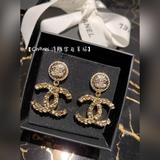CHANEL Новая модель длинных сережек в стиле «маленький Шанель» привлекают вниман