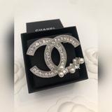 Новая модель броши CHANEL с пятиконечной звездой из жемчуга и бриллиантами. Высо