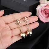 CHANEL Серьги-гвоздики. Элегантный и изысканный дизайн, прекрасно подчеркивающий