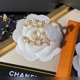 Chanel выпустила новую модель броши с двойным C. Классическая модель, изготовлен