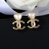 Новые жемчужные серьги Chanel. Каждая деталь выполнена с высокой точностью. Этот