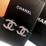 Chanel весенняя и летняя новинка, серьги-гвоздики с двойным C-образным символом 