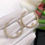 CHANEL Серьги в форме круга. Классическая двойная буква C создает идеальные проп